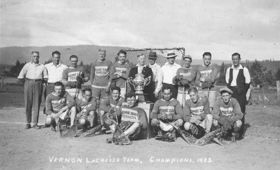 <who> Photo Credit: Greater Vernon Museum and Archives</who>Vernon Home Gas lacrosse team with the Rowcliffe Cup trophy